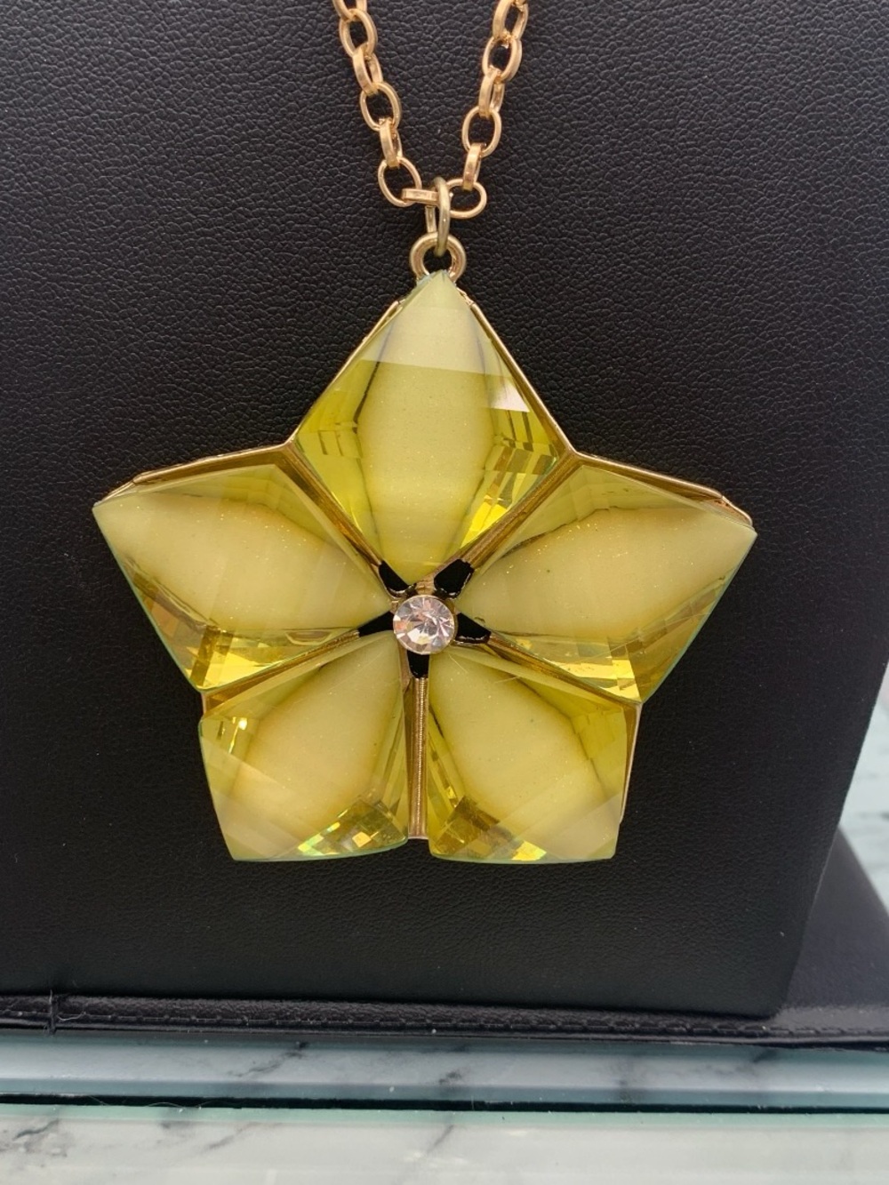 Gold-Tone Yellow / Green faceted sparkly Star Flower Pendant Necklace 30-32”